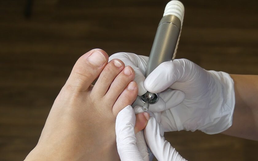 Fußpflegebehandlung mit einem Fußpflegegerät