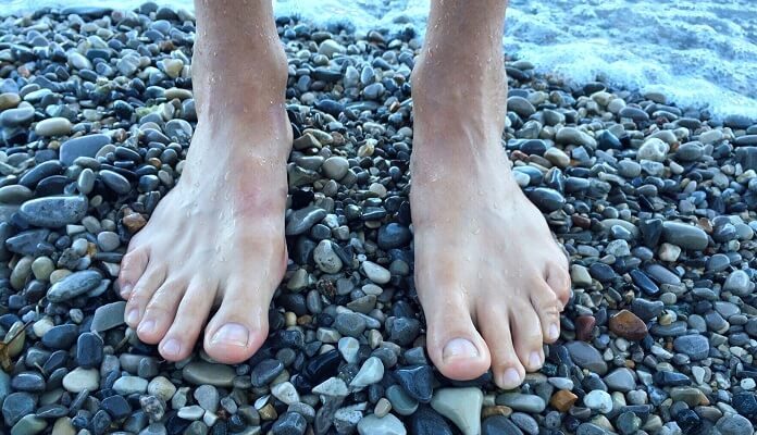 Hornhautfreie Füße auf Steinen