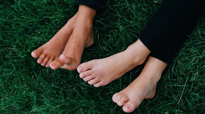 zehennägel-schneiden-tipps Füße im Gras